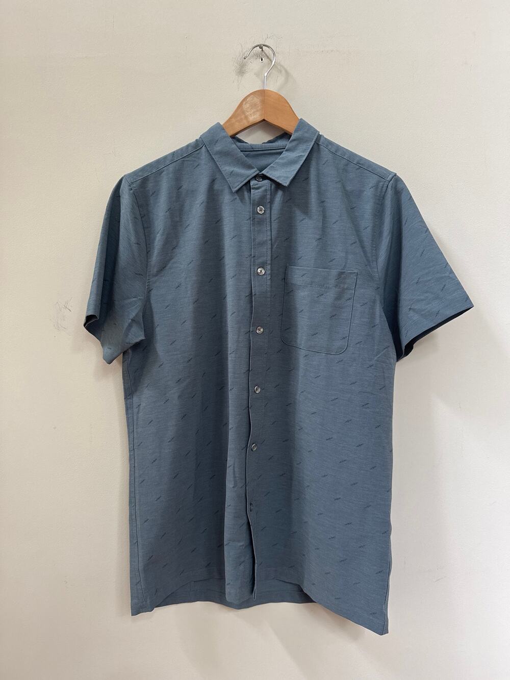 Vuori Men's Short Sleeve Bridge Button Down Lake Daggers Slate Blue Size Medium